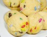 Biscoito de maisena com leite condensado colorido que derrete na boca