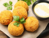 Bolinho de batata na airfryer com recheio de frango: saudável, saboroso e ainda pode congelar
