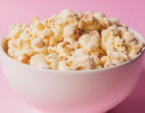 Pipoca de leite em pó simples com chocolate branco derretido e sem caramelo muito prática