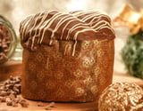 Panetone de pão de mel com cacau e especiarias para vender no Natal