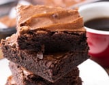Brownie de chocolate perfeito com casquinha craquelada fina e interior denso e cremoso