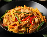 Chow mein macarrão chinês frito com frango fácil de fazer em 30 minutos
