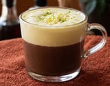 Chocolate quente meio a meio preto e branco em uma xícara só