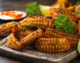 Costelinha de milho suculenta, bem temperada e vegana para servir como petisco prático