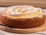 Bolo sonho com massa fofinha como uma nuvem e creme de baunilha aveludado