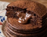 Panqueca de chocolate com Nutella que já sai recheada da frigideira e a família toda ama