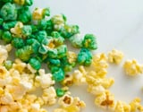 Pipoca verde e amarela doce e salgada perfeita para acompanhar os jogos de futebol