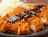 Tonkatsu de porco empanado e frito crocante com molho para acompanhar