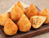 Coxinha com massa de mandioca sem trigo prática e cheia de sabor