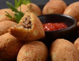 Bolinho de mandioca na airfryer crocante e sequinho com recheio de carne moída