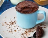 Bolo de caneca de chocolate fofinho sem solar pronto em 2 minutos