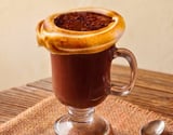 Chocolate quente com marshmallow caseiro tostado na borda igual de cafeteria
