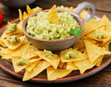 Guacamole com nachos caseiros, o petisco verde e amarelo delicioso ideal para os jogos da Copa