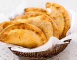 Massa de pastel de forno com apenas farinha e maionese para fazer em minutos e rechear como quiser