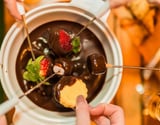 Fondue de chocolate de Dia dos Namorados com 5 sugestões de acompanhamentos
