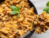 Macarrão cremoso com carne moída e creme de leite