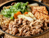 Sukiyaki: o tradicional cozido japonês com carne, legumes e molho à base de shoyu