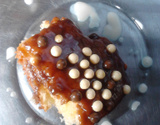 Bolo molhadinho com leite de coco e calda de brigadeiro