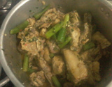 Frango com quiabo prático e delicioso