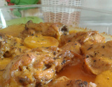 Frango ao forno com creme de cebola e batatas gratinadas
