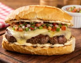 Churrasco no pão com molho vinagrete e queijo derretido bem suculento