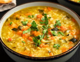 Canja de galinha cremosa com arroz e legumes, simples e reconfortante