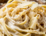 Macarrão fettuccine Alfredo: o segredo para um molho cremoso sem errar na emulsão