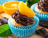 Cupcake de laranja com calda de chocolate