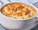 Sopa de cebola francesa: receita cremosa com pão e queijo gratinado