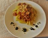 Penne com ragu de linguiça