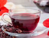 Chá de hibisco com sabor intenso e dica para preparar do jeito certo