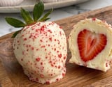 Morango cravejado: o bombom do amor viral com brigadeiro cremoso e coberto de pedacinhos crocantes