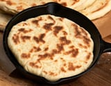Pãozinho de frigideira de 2 ingredientes com apenas farinha e água