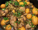 Frango com quiabo e pequi