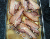 Frango na laranja com bacon e batatas douradas
