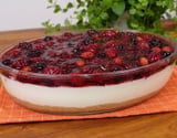 Cheesecake de frutas vermelhas na travessa com sabor tradicional e preparo simples
