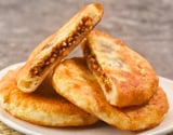 Hotteok: panqueca doce coreana que conquista pelo recheio caramelizado de nozes com canela