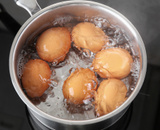 Coloque 1 colher de sopa na água com os ovos e veja a mágica acontecer com as cascas quando estiverem cozidos