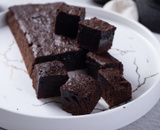 Nem farinha, nem açúcar, nem manteiga: bolo molhadinho de chocolate é a receita saudável mais fácil e gostosa que já comi