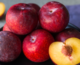 6 benefícios do suco de ameixa que vão te convencer a incluir a bebida na rotina