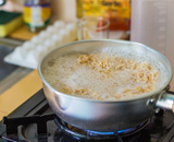 Por que o macarrão instantâneo cozinha tão rápido?
