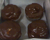 Cupcake de chocolate coberto com merengue e chocolate