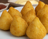 Misture batata e farinha de trigo para uma massa de coxinha perfeita (não esfarela!)