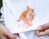 Como tirar mancha de molho de tomate da roupa com truques caseiros