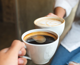 Quem bebe café como se fosse água precisa entender o que isso faz no corpo