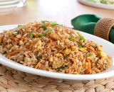 Essa receita de arroz frito é tão simples que até quem não cozinha consegue acertar