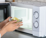 Como tirar o cheiro ruim do micro-ondas: truque simples e eficaz