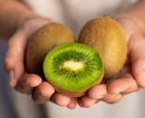 Adeus noites mal dormidas: pesquisa revela que comer kiwi antes de dormir pode ajudar a pegar no sono mais rápido