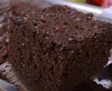 Esse é o bolo de chocolate mais molhadinho do mundo, bem chocolatudo e com uma calda irresistível: nem precisa tirar da forma que vai acabar rapidinho