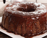 Com farinha, com leite e com açúcar: receita de bolo fofinho de chocolate de liquidificador fica muuuuito gostoso
